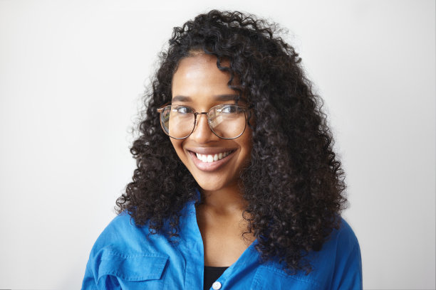 人、光学、视觉、风格、眼镜、时尚理念。积极快乐的年轻非洲裔美国妇女，波浪形头发，快乐地笑着，戴着时髦的眼镜，配上处方镜片图片下载
