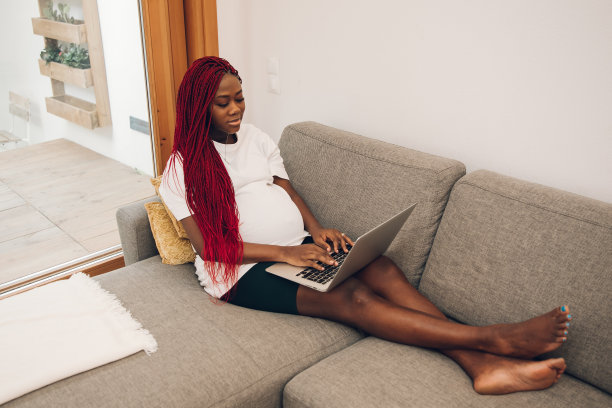 黑色的孕妇图片下载