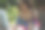 美丽的女艺术家在大自然的水池边绘画，库存照片图片下载