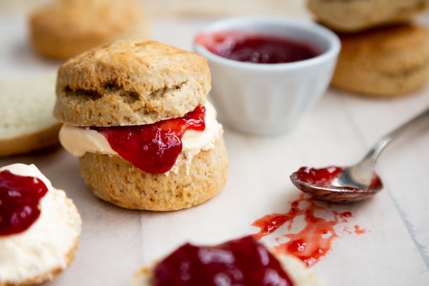 用凝结奶油和草莓酱制作的司康饼图片下载