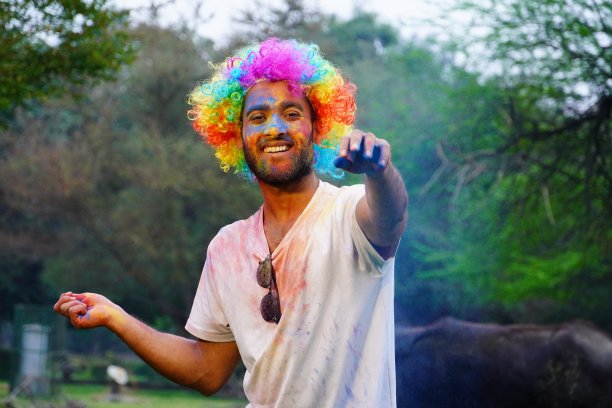 彩色的烟雾胡里节，胡里洒水胡里节，年轻的印度男孩的肖像有胡里节的pitchakari打胡里图像图片下载