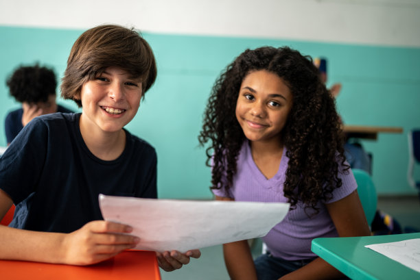 学生们在教室里学习的照片图片下载