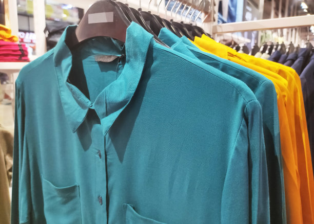 在购物中心的衣架上销售的男子t恤图片下载