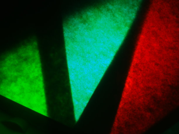 抽象颜色梯度设计模式与几何三角形条纹-流行的多色绿色，红色，黄色，蓝色背景图片下载