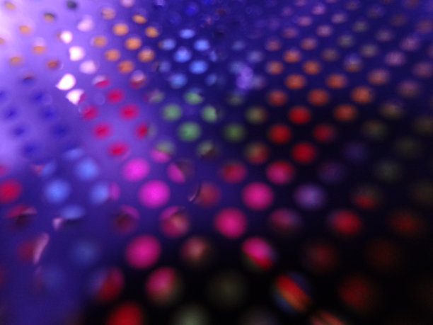 抽象的紫色波浪线与点粒子和照明在深蓝色的背景。最小的现代封面设计。未来的几何图案。海报模板图片下载