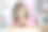 小女孩在她粉红色的房间里用蜡笔画画图片下载