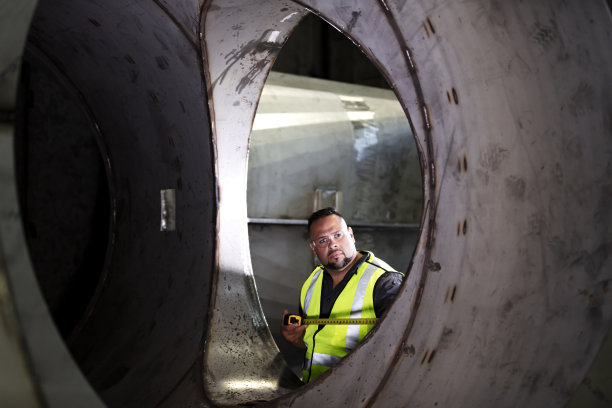 金属加工车间的多种族西班牙裔工人图片下载