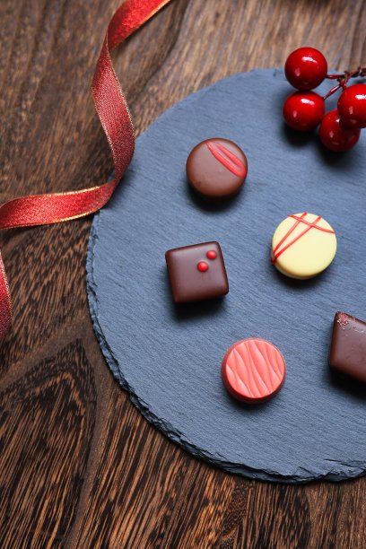 盘子里放着美味的巧克力图片下载