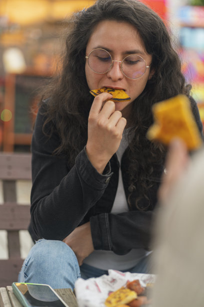 朋友们正在吃着美味的典型哥伦比亚食物图片下载
