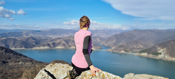这个女孩在山顶上休息图片下载