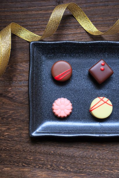 盘子里放着美味的巧克力图片下载