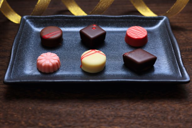 美味的巧克力放在盘子里图片下载