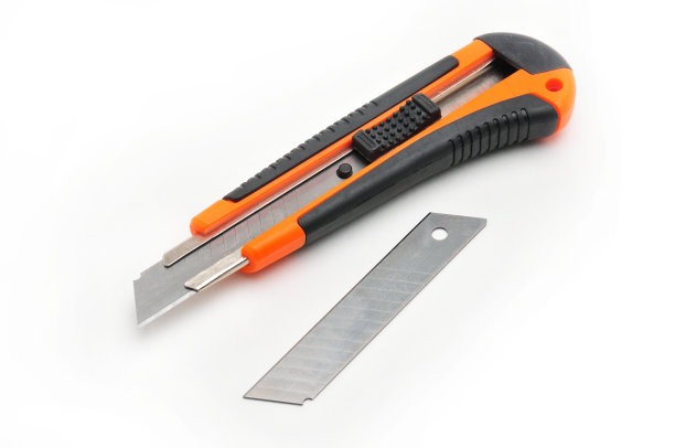 白色背景上可更换刀片的办公刀图片下载