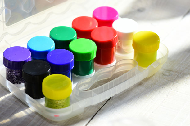 所有明亮的颜色油漆在轻木桌子背景图片下载