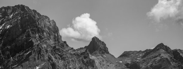 山峰和云朵图片下载