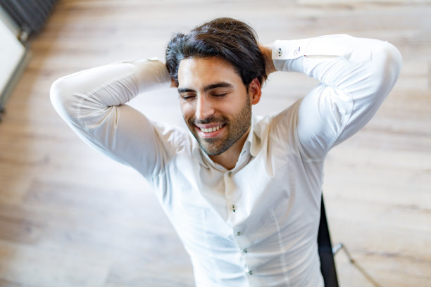 上图是快乐的商人在办公室休息的景象。图片下载