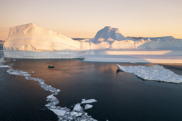 从空中看到的巨大冰山图片下载