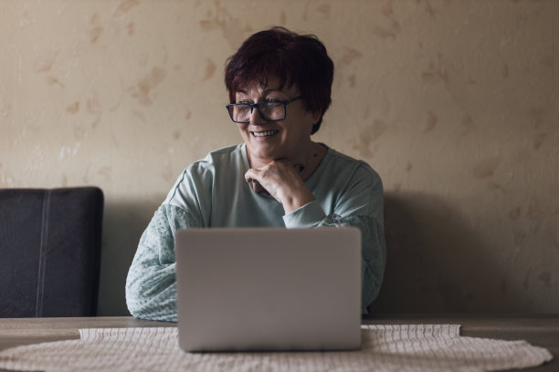 长着漂亮微笑，短发，戴着眼镜的老女人图片下载