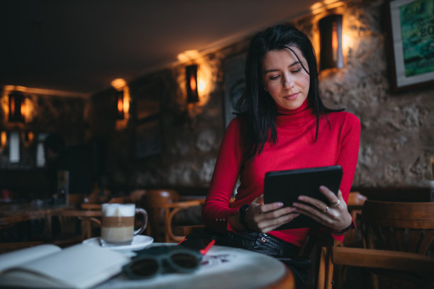 女商人在咖啡馆用数码平板电脑图片下载