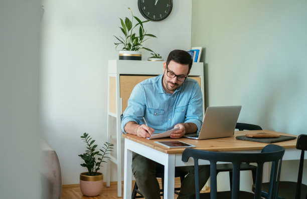 成功快乐的商人在家庭办公室工作图片下载