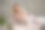 戴眼镜，衣着休闲的女博主。以莲花的姿势坐在床上，在卧室里用平板电脑工作。学生,博主。室内灰墙图片下载