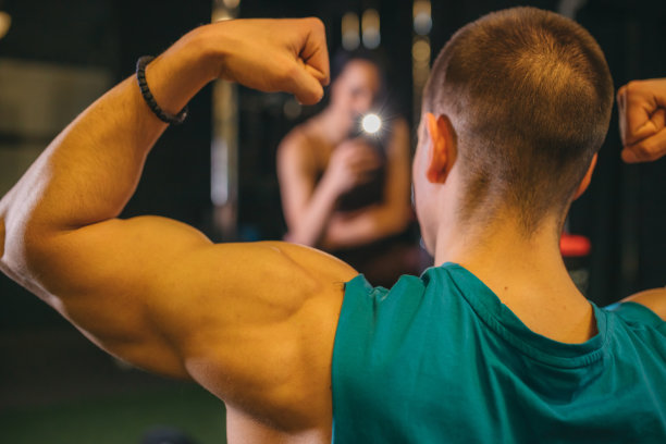 训练结束后在健身房拍照图片下载