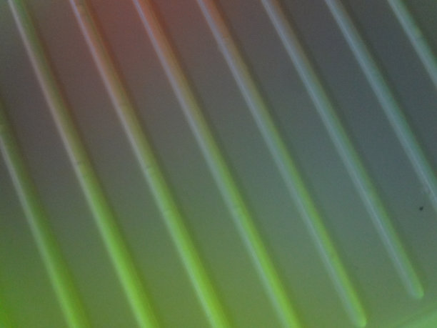 抽象颜色梯度设计与几何条纹线条形状-流行的半色调绿色梯度背景图片下载