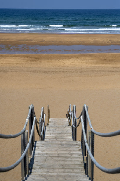 直达大海的楼梯。图片下载