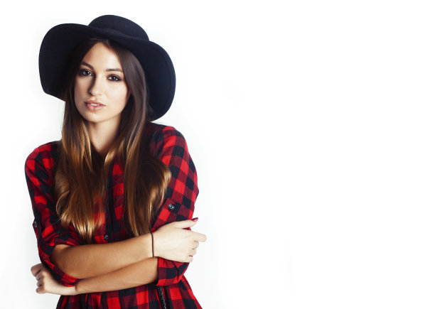 年轻漂亮的黑发女孩潮人在白色背景的帽子休闲近做梦微笑图片下载