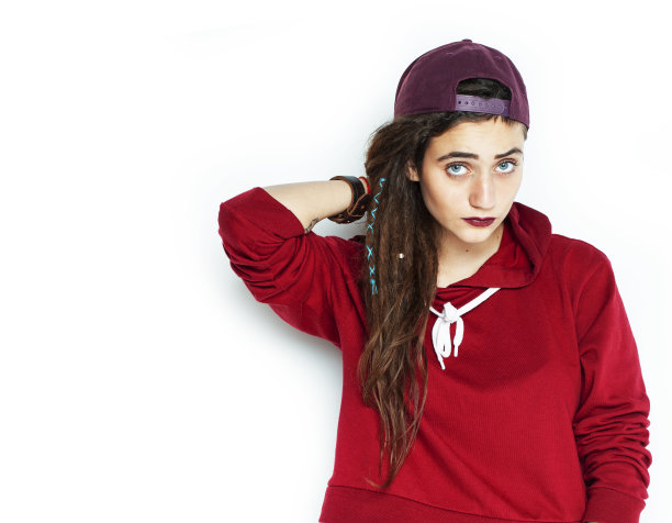 真正的白人妇女与脏辫发型有趣的面孔在白色背景图片下载