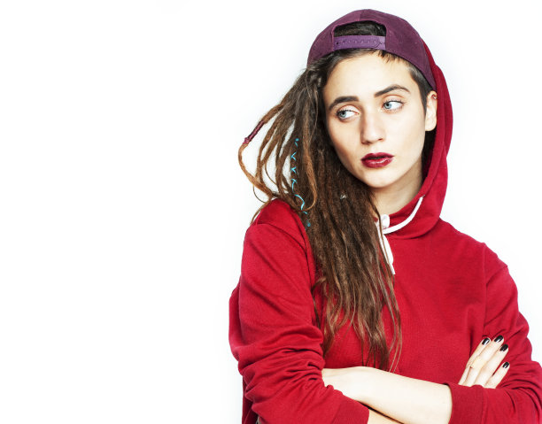 真正的白人妇女与脏辫发型有趣的面孔在白色背景图片下载