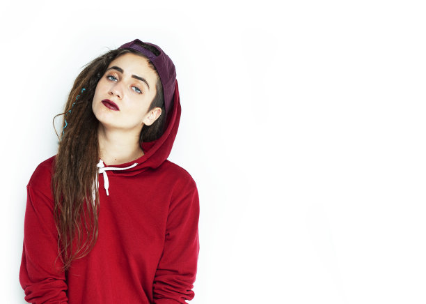 真正的白人妇女与脏辫发型有趣的面孔在白色背景图片下载