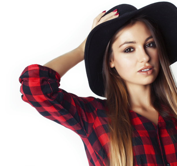 年轻漂亮的黑发女孩潮人在白色背景的帽子休闲近做梦微笑图片下载