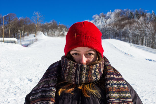 女人在雪地里玩得很开心图片下载