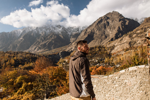 一位白人男性游客正在欣赏喜马拉雅山脉罕萨谷的景色图片下载
