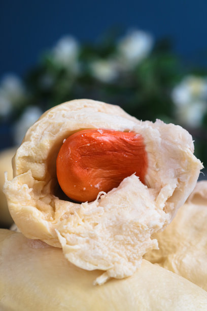 这张照片是新鲜成熟的泰国榴莲黄色果肉和里面的种子图片下载