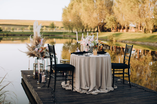 装饰户外婚礼桌与花在波西米亚风格图片下载