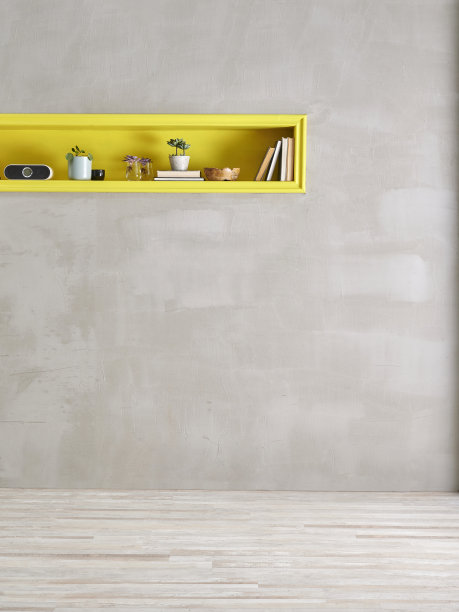 现代家居室内在家庭办公室和木制桌子笔记本电脑书架书架和混凝土墙图片下载