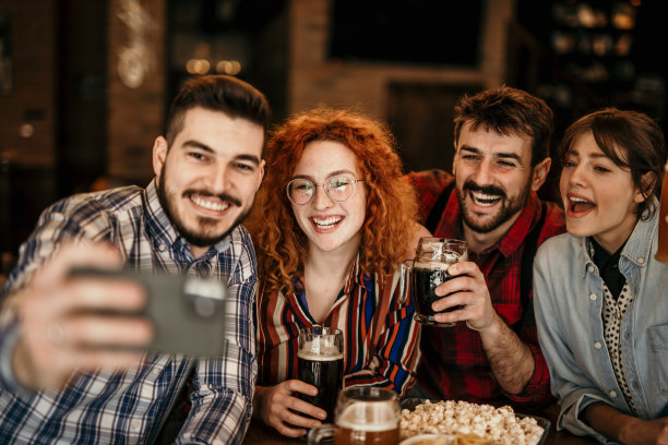 朋友们摆姿势自拍图片下载