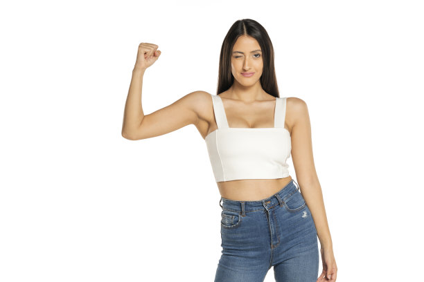 一个年轻漂亮的女人展示她的二头肌和眨眼图片下载