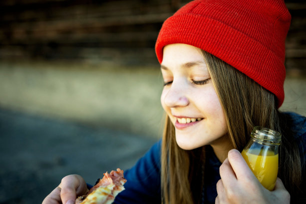 少女在户外吃披萨图片下载