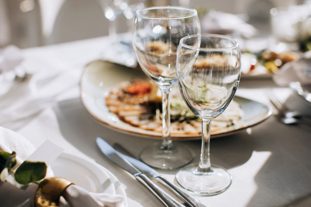 用柔和的颜色布置餐桌图片下载