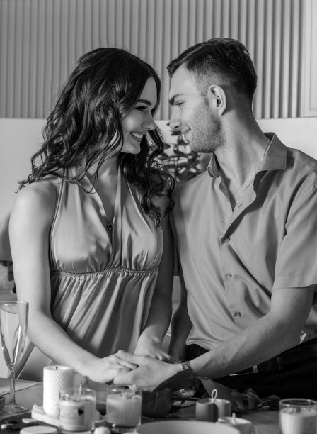 一个男人和一个女人在浪漫的晚餐上图片下载