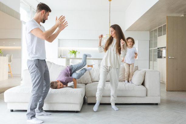 活跃的家庭舞蹈图片下载