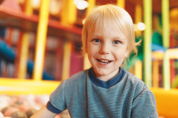 可爱的白人男孩微笑着快乐地在操场上玩图片下载