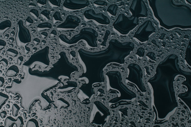 水滴在黑色的表面背景。窗户上的雨滴，秋天天气的概念，图片下载