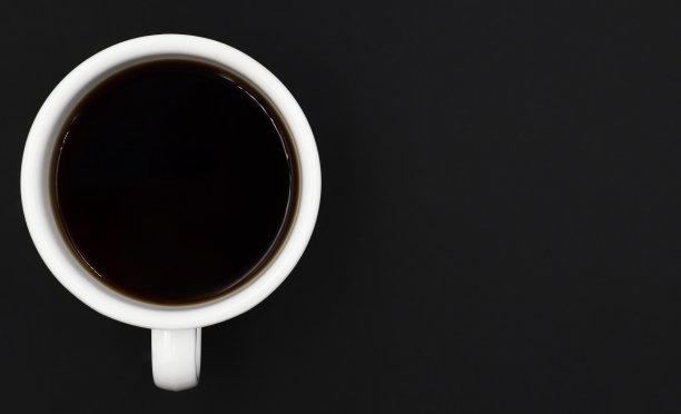 白色陶瓷杯里的黑热咖啡。图片下载