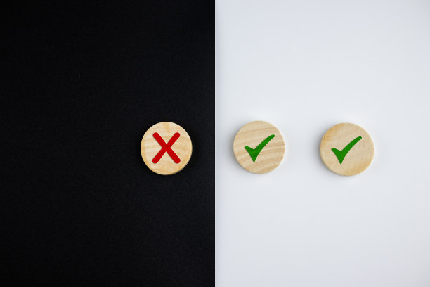 在木方块上画十字和勾号。图片下载