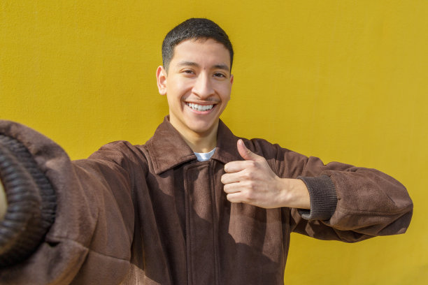 微笑的家伙竖起大拇指图片下载