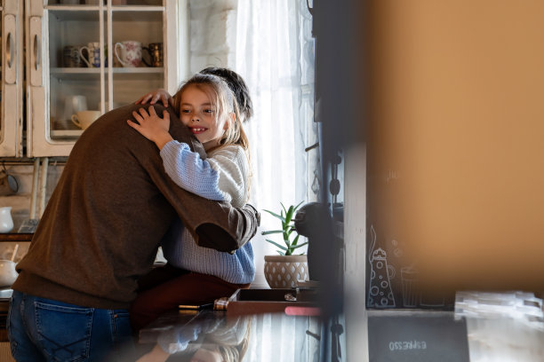 祝全家快乐，父亲节快乐。父亲和女儿拥抱在一起玩得很开心图片下载